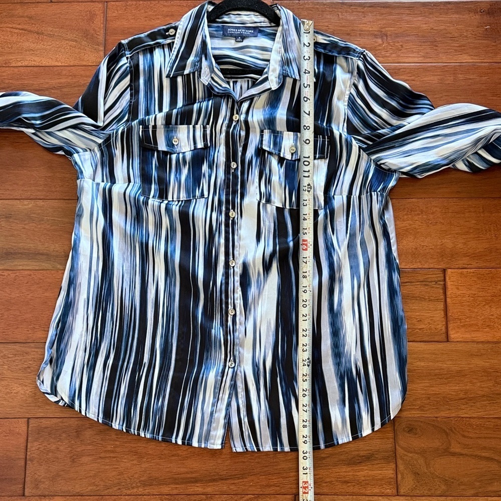 Jones New York Signature Size 1X Vertical Artsy Blue & White Striped Blouse - Picture 9 of 9